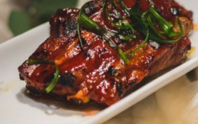 Asiatisk BBQ-svinebryst & spidskål på grill