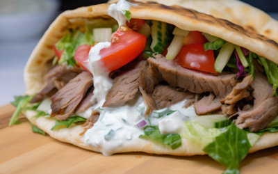 Hjemmebagte Pitabrød med lækkert tilbehør